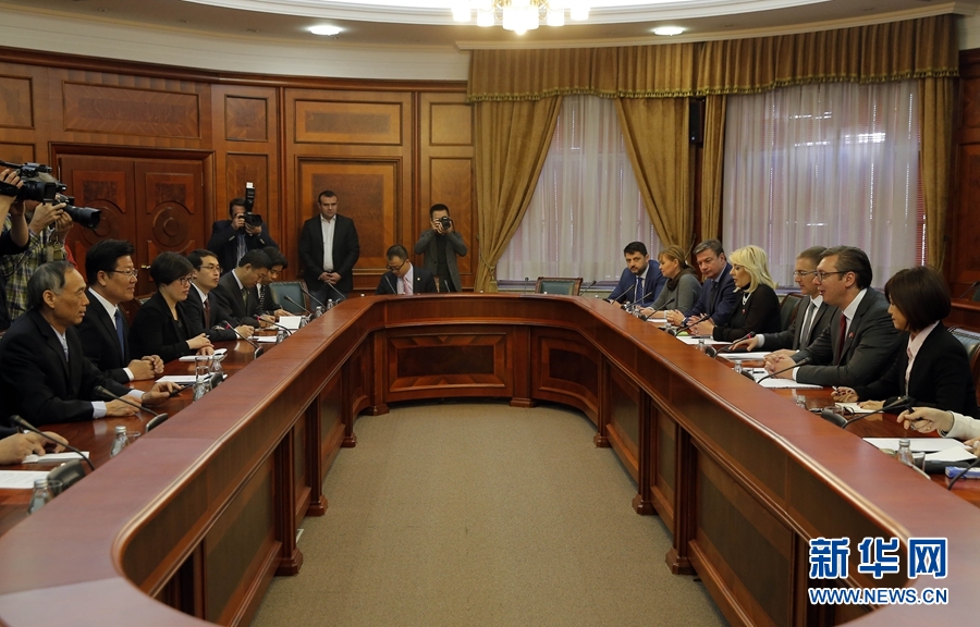 4月12日，塞爾維亞前進(jìn)黨主席、政府總理武契奇（右二）在貝爾格萊德會見中共中央政治局委員、中央黨的建設(shè)工作領(lǐng)導(dǎo)小組副組長張春賢（左二）。新華社發(fā)（普雷德拉格&middot;米洛薩夫列維奇攝）