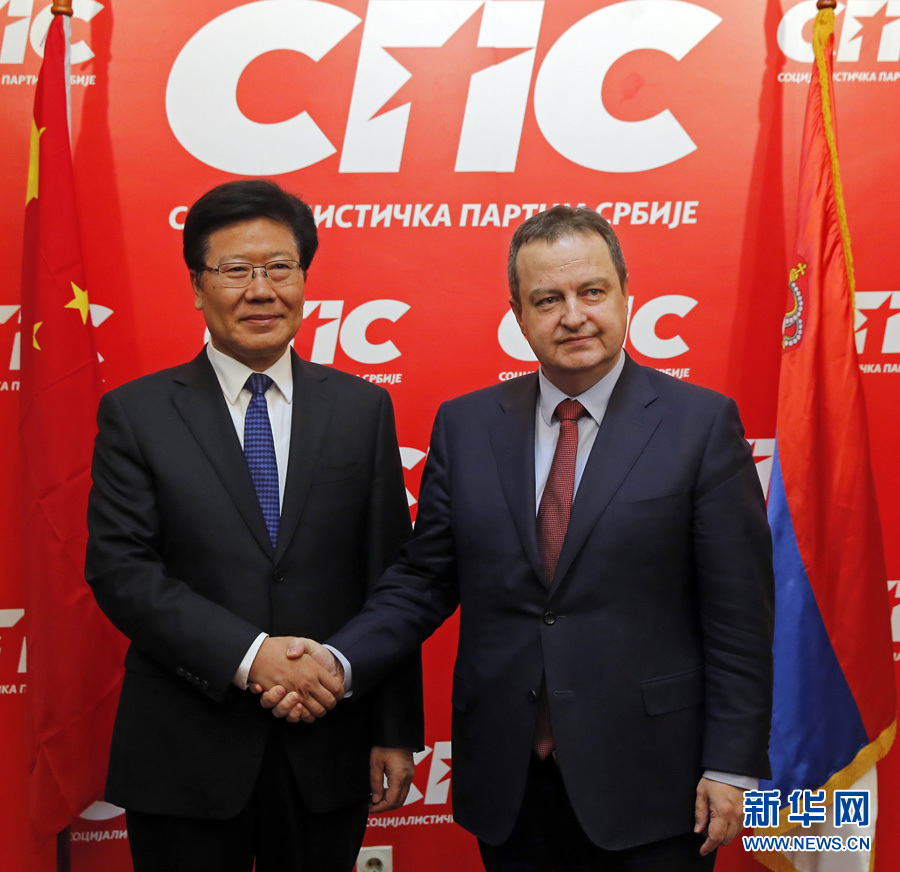 4月13日，中共中央政治局委員、中央黨的建設(shè)工作領(lǐng)導(dǎo)小組副組長張春賢（左）在塞爾維亞貝爾格萊德會見塞社會黨主席、政府第一副總理兼外長達(dá)契奇。新華社發(fā)（普雷德拉格&middot;米洛薩夫列維奇攝）