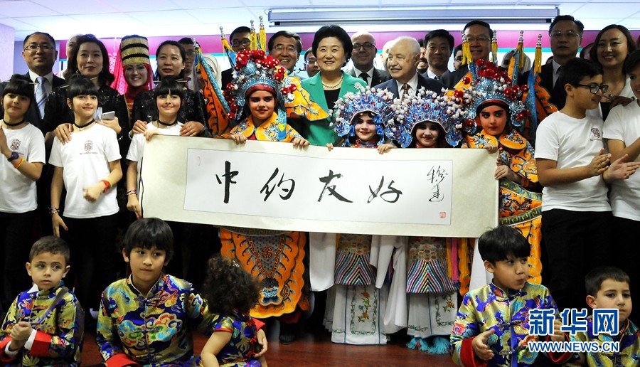 4月20日，在約旦首都安曼，中國國務(wù)院副總理劉延?xùn)|（中）考察TAG孔子學(xué)院。 新華社記者林曉蔚攝