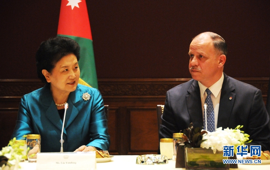 4月20日，在約旦首都安曼，約旦代國(guó)王費(fèi)薩爾（右）會(huì)見(jiàn)中國(guó)國(guó)務(wù)院副總理劉延?xùn)|。 新華社記者林曉蔚攝