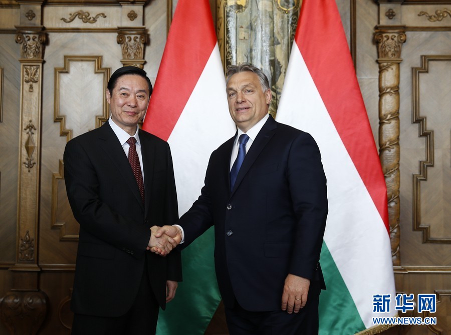 4月24日，在匈牙利首都布達(dá)佩斯，匈牙利總理、青民盟主席歐爾班（右）會見中共中央政治局委員、中央書記處書記、中宣部部長劉奇葆。新華社記者葉平凡攝