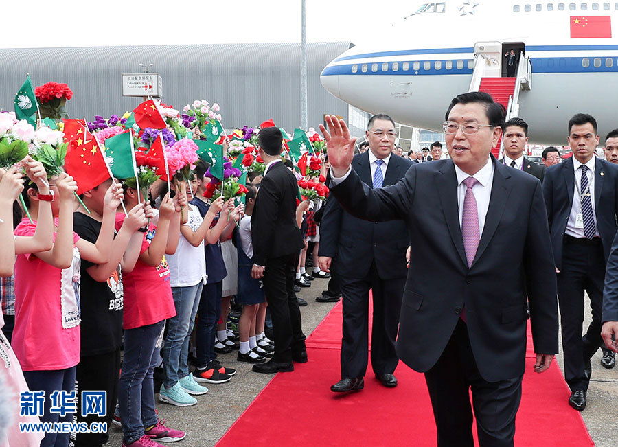 5月8日至10日，中共中央政治局常委、全國人大常委會委員長張德江視察澳門特別行政區(qū)。這是5月8日，張德江抵達澳門國際機場。 新華社記者龐興雷 攝 