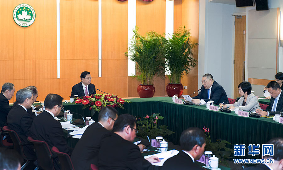 5月8日至10日，中共中央政治局常委、全國人大常委會委員長張德江視察澳門特別行政區(qū)。這是5月8日，張德江聽取澳門特別行政區(qū)政府工作匯報。新華社記者 李學仁 攝