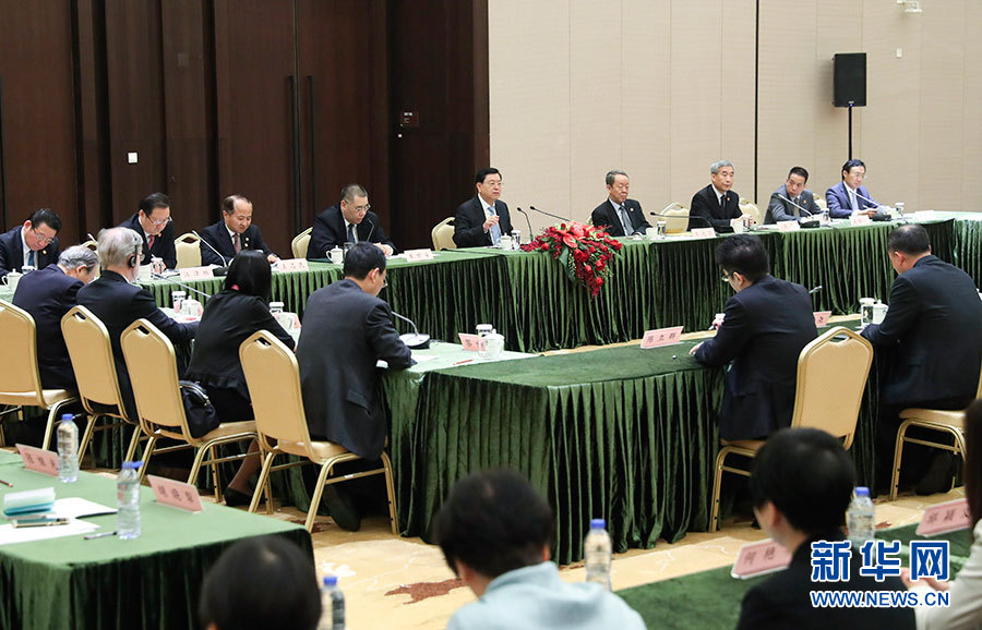 5月8日至10日，中共中央政治局常委、全國人大常委會委員長張德江視察澳門特別行政區(qū)。這是5月10日，張德江與教育工作者和學生代表座談。新華社記者 龐興雷 攝