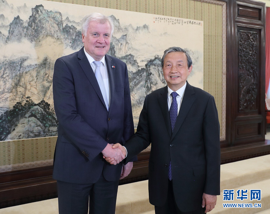 5月10日，國務(wù)院副總理馬凱在北京中南海紫光閣會見德國巴伐利亞州州長、基社盟主席霍斯特&middot;澤霍費爾一行。 新華社記者王曄攝