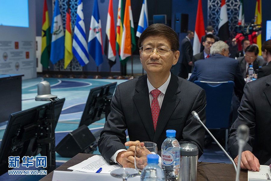5月24日，在俄羅斯扎維多沃，中共中央政治局委員、中央政法委書記孟建柱出席國際安全事務高級代表會議。 5月24日，中共中央政治局委員、中央政法委書記孟建柱在俄羅斯出席國際安全事務高級代表會議，就加強國際執(zhí)法安全合作、防范打擊恐怖主義作主旨發(fā)言。來自95個國家和國際組織的代表參加會議。新華社記者白雪騏攝
