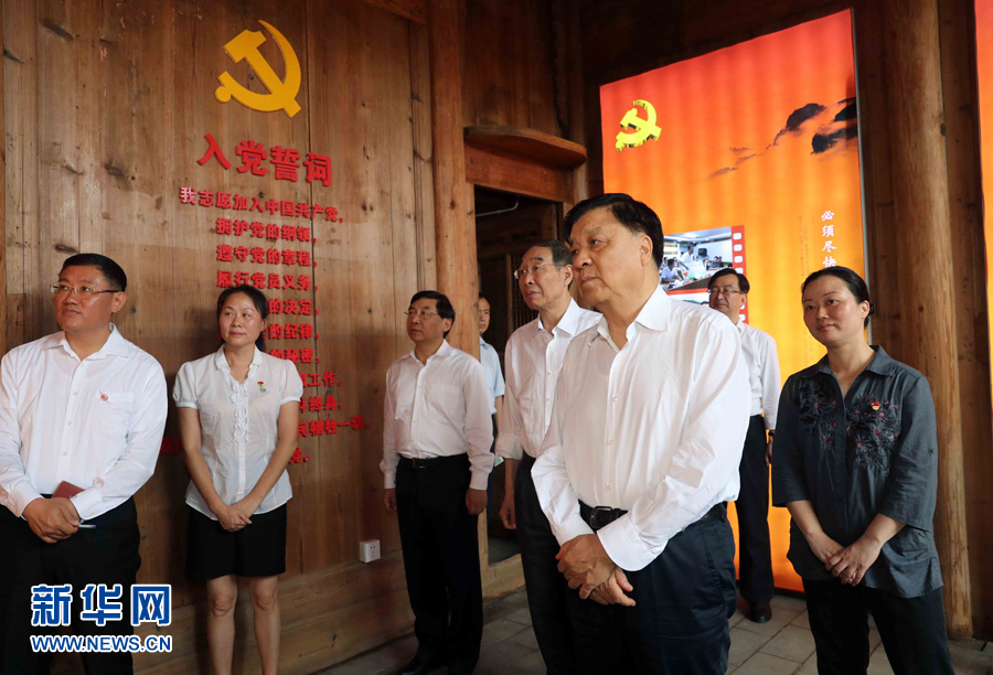 6月8日至10日，中共中央政治局常委、中央書記處書記劉云山在福建調研。這是6月9日，劉云山專程來到政和縣石圳村，深入了解廖俊波的事跡。新華社記者 劉衛(wèi)兵 攝