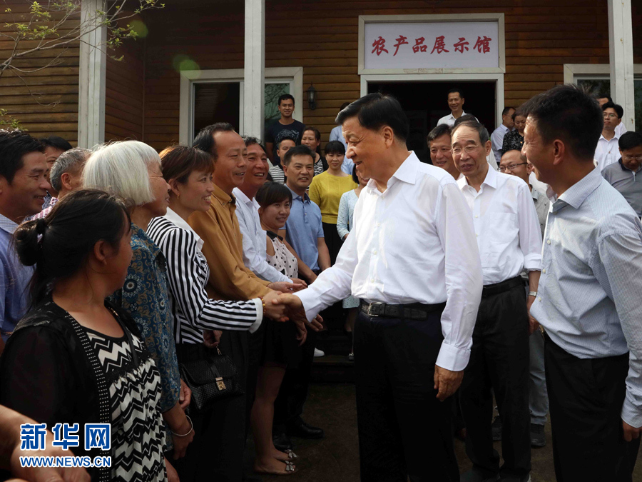 6月8日至10日，中共中央政治局常委、中央書記處書記劉云山在福建調研。這是6月9日，劉云山在周寧縣上洋村與村民親切交談。新華社記者 劉衛(wèi)兵 攝