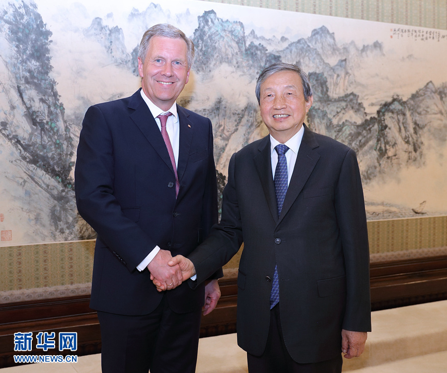 6月13日，國(guó)務(wù)院副總理馬凱在北京中南海紫光閣會(huì)見德國(guó)前總統(tǒng)、全球中小企業(yè)聯(lián)盟全球主席武爾夫。 新華社記者 王曄 攝 