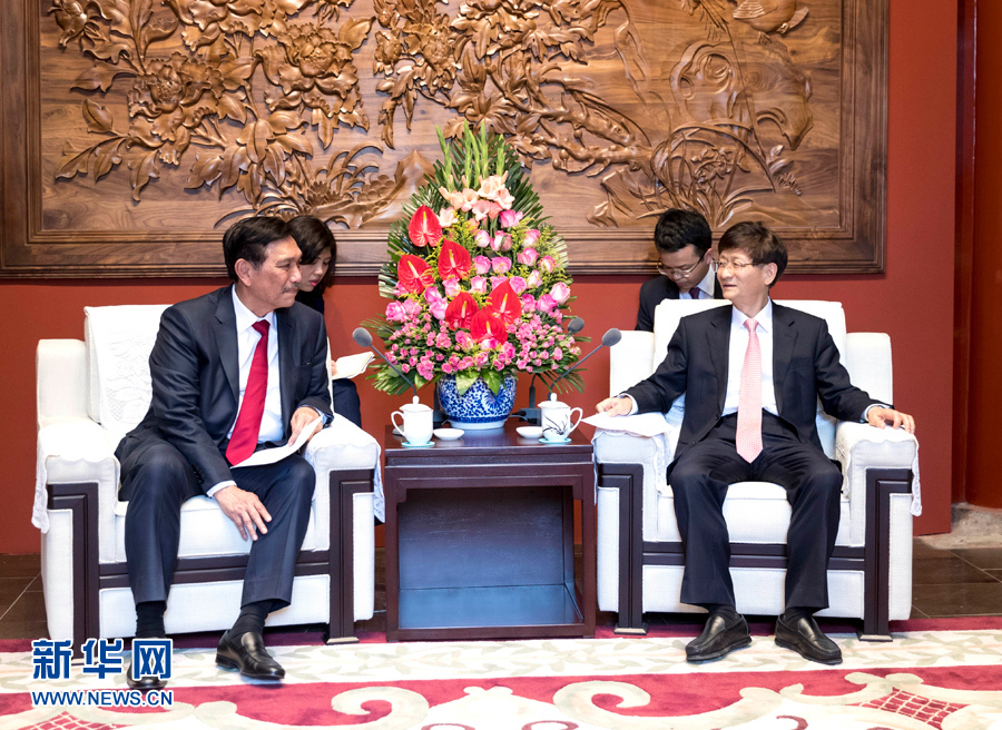 6月15日，中共中央政治局委員、中央政法委書記孟建柱在北京會見印尼總統(tǒng)特使、海洋統(tǒng)籌部長盧胡特。   新華社記者 丁海濤攝
