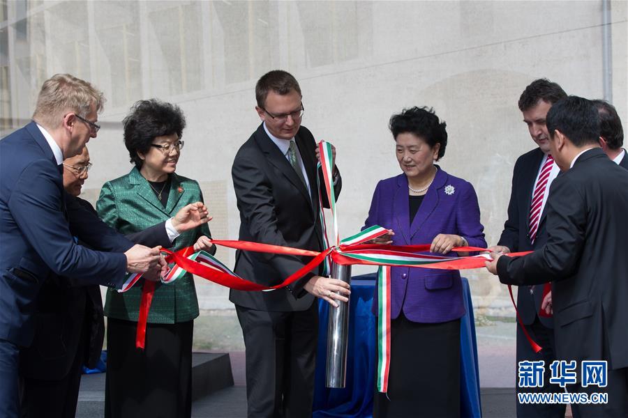 6月18日，在匈牙利布達(dá)佩斯，中國國務(wù)院副總理劉延?xùn)|在考察匈牙利塞梅爾維斯醫(yī)科大學(xué)時(shí)為健康學(xué)院新教學(xué)樓奠基。中國國務(wù)院副總理劉延?xùn)|18日在布達(dá)佩斯考察匈牙利塞梅爾維斯醫(yī)科大學(xué)并出席中匈中醫(yī)藥教育合作系列活動(dòng)。 新華社發(fā)（弗爾季&middot;奧蒂洛攝） 