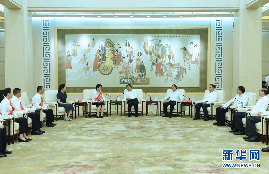 6月21日，廖俊波同志先進(jìn)事跡報(bào)告會(huì)在北京人民大會(huì)堂舉行。報(bào)告會(huì)前，中共中央政治局常委、中央書(shū)記處書(shū)記劉云山會(huì)見(jiàn)報(bào)告團(tuán)成員，代表習(xí)近平總書(shū)記，代表黨中央，向廖俊波同志家屬表示親切慰問(wèn)，并頒發(fā)黨中央追授廖俊波同志&ldquo;全國(guó)優(yōu)秀共產(chǎn)黨員&rdquo;證書(shū)、獎(jiǎng)?wù)?。新華社記者 饒愛(ài)民 攝