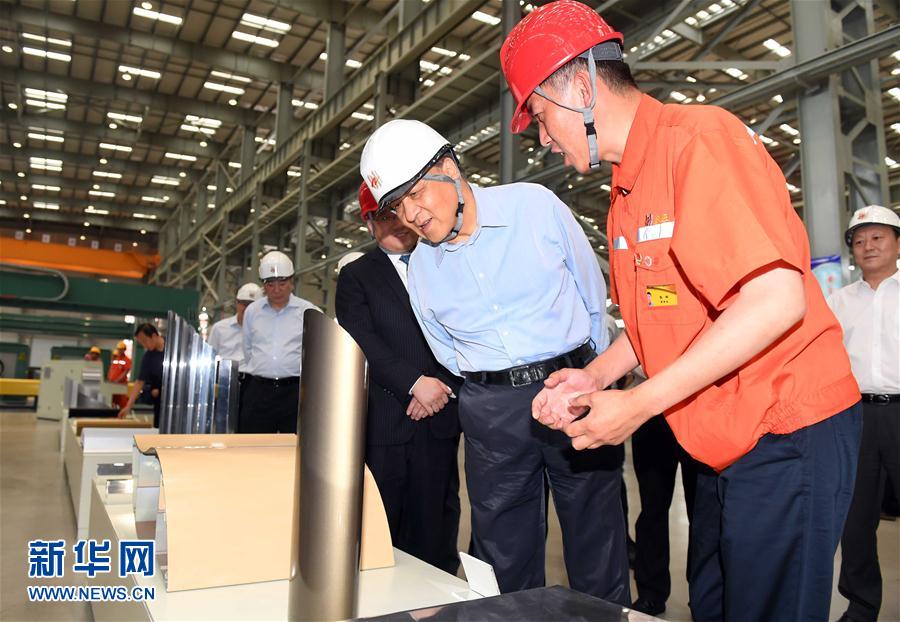 6月22日至24日，中共中央政治局常委、中央書記處書記劉云山在遼寧調(diào)研。這是6月22日，劉云山在營口市忠旺鋁業(yè)公司調(diào)研。 新華社記者張鐸 攝