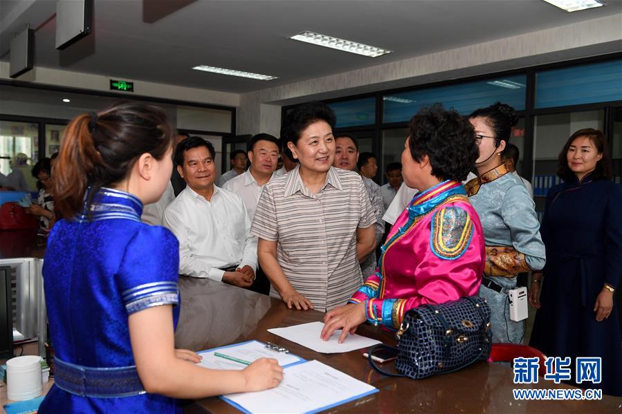 6月25日，全國(guó)民族團(tuán)結(jié)進(jìn)步創(chuàng)建經(jīng)驗(yàn)交流現(xiàn)場(chǎng)會(huì)在內(nèi)蒙古興安盟召開，中共中央政治局委員、國(guó)務(wù)院副總理劉延?xùn)|出席會(huì)議并講話。在內(nèi)蒙古期間，劉延?xùn)|考察內(nèi)蒙古人民代表會(huì)議舊址即&ldquo;五一會(huì)址&rdquo;，深入社區(qū)看望各族干部群眾。這是劉延?xùn)|在興安盟科右前旗興科社區(qū)與群眾交談。新華社記者 陳曄華 攝