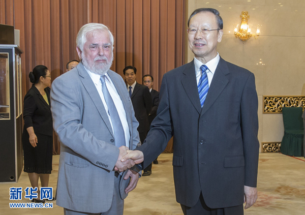 6月28日，中共中央書記處書記、全國政協(xié)副主席、中國經(jīng)濟(jì)社會理事會主席杜青林在北京會見歐盟經(jīng)濟(jì)社會委員會主席達(dá)西斯。 新華社記者 崔新鈺 攝