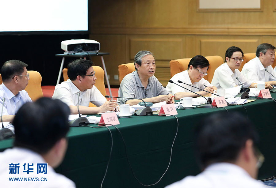 近日，中共中央政治局委員、國(guó)務(wù)院副總理馬凱在北京調(diào)研新能源汽車(chē)產(chǎn)業(yè)發(fā)展。這是7月4日，馬凱在北京深入新能源汽車(chē)充換電設(shè)施、充電服務(wù)平臺(tái)、分時(shí)租賃等單位調(diào)研，并主持召開(kāi)推廣應(yīng)用座談會(huì)。新華社記者 龐興雷 攝