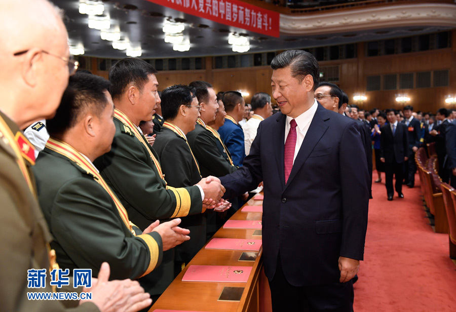 7月28日，慶祝中國(guó)人民解放軍建軍90周年文藝晚會(huì)《在黨的旗幟下》在北京人民大會(huì)堂舉行。中共中央總書記、國(guó)家主席、中央軍委主席習(xí)近平和李克強(qiáng)、張德江、俞正聲、劉云山、王岐山、張高麗等黨和國(guó)家領(lǐng)導(dǎo)人，與首都3000多名各界群眾一起觀看演出。演出開(kāi)始前，習(xí)近平等與老戰(zhàn)士、老同志代表和&ldquo;八一勛章&rdquo;獲得者親切握手。新華社記者 李學(xué)仁 攝