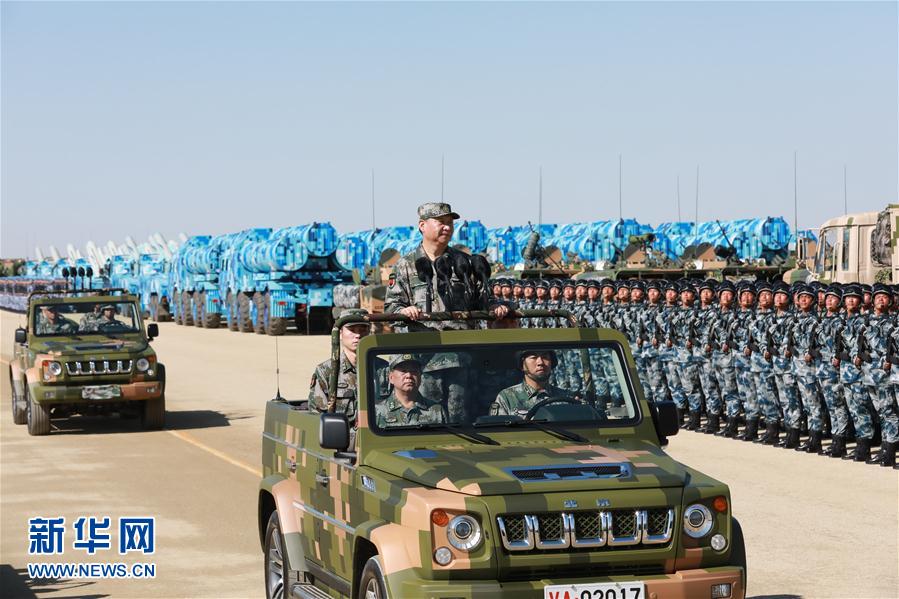 7月30日上午，慶祝中國(guó)人民解放軍建軍90周年閱兵在朱日和聯(lián)合訓(xùn)練基地隆重舉行。中共中央總書記、國(guó)家主席、中央軍委主席習(xí)近平檢閱部隊(duì)并發(fā)表重要講話。這是習(xí)近平乘車檢閱部隊(duì)。新華社記者 李剛 攝