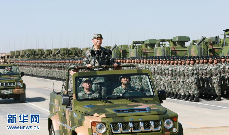 7月30日上午，慶祝中國(guó)人民解放軍建軍90周年閱兵在朱日和聯(lián)合訓(xùn)練基地隆重舉行。中共中央總書記、國(guó)家主席、中央軍委主席習(xí)近平檢閱部隊(duì)并發(fā)表重要講話。這是習(xí)近平乘車檢閱部隊(duì)。新華社記者 李剛 攝