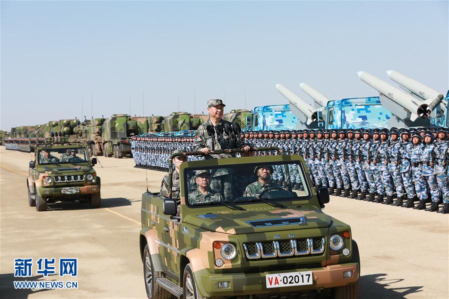 7月30日上午，慶祝中國(guó)人民解放軍建軍90周年閱兵在朱日和聯(lián)合訓(xùn)練基地隆重舉行。中共中央總書記、國(guó)家主席、中央軍委主席習(xí)近平檢閱部隊(duì)并發(fā)表重要講話。這是習(xí)近平乘車檢閱部隊(duì)。新華社記者 李剛 攝