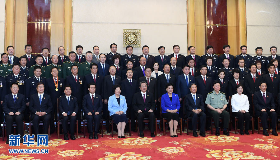 8月7日，中共中央政治局常委、全國政協(xié)主席、中央代表團(tuán)團(tuán)長俞正聲率代表團(tuán)部分成員分別赴內(nèi)蒙古軍區(qū)、武警內(nèi)蒙古總隊、武警內(nèi)蒙古森林總隊慰問，并會見自治區(qū)政法干警代表。這是俞正聲會見自治區(qū)政法干警代表并合影。新華社記者 張領(lǐng) 攝