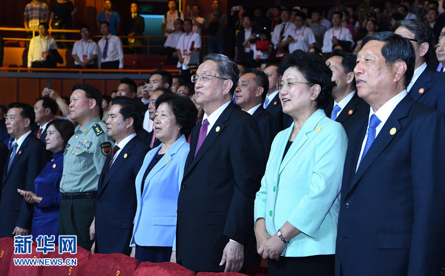 8月7日，慶祝內(nèi)蒙古自治區(qū)成立70周年文藝晚會《贊歌》在內(nèi)蒙古烏蘭恰特大劇院舉行。中共中央政治局常委、全國政協(xié)主席、中央代表團(tuán)團(tuán)長俞正聲和各族各界干部群眾等共約1300人觀看演出。新華社記者 張領(lǐng) 攝