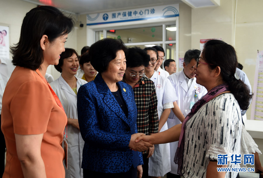 8月9日，中共中央政治局委員、中央統(tǒng)戰(zhàn)部部長、中央代表團副團長孫春蘭率中央代表團三分團，先后赴內(nèi)蒙古自治區(qū)烏海市、阿拉善盟看望各族干部群眾。這是孫春蘭在烏海市婦兒醫(yī)療預(yù)防保健中心同患者親切交談。新華社記者 任軍川 攝