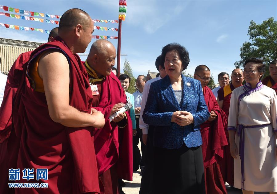 8月10日，中共中央政治局委員、中央統(tǒng)戰(zhàn)部部長、中央代表團(tuán)副團(tuán)長孫春蘭率中央代表團(tuán)三分團(tuán)繼續(xù)在內(nèi)蒙古自治區(qū)阿拉善盟看望慰問，把以習(xí)近平同志為核心的黨中央的親切關(guān)懷和全國各族人民的美好祝福帶給阿拉善各族各界干部群眾。這是孫春蘭在佛教寺廟延福寺考察。新華社記者 任軍川 攝