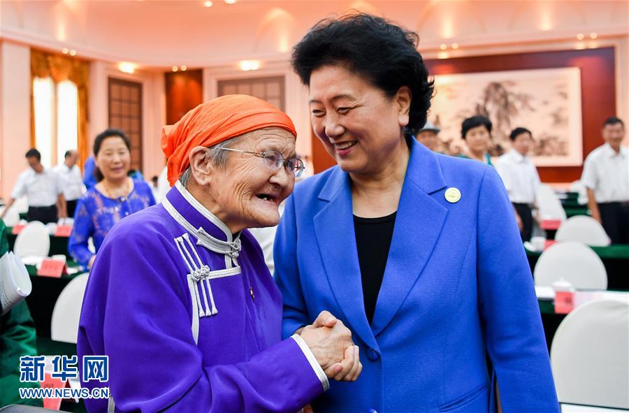 8月11日，中共中央政治局委員、國務(wù)院副總理、中央代表團(tuán)副團(tuán)長劉延?xùn)|率中央代表團(tuán)二分團(tuán)，看望慰問烏蘭察布各族干部群眾，轉(zhuǎn)達(dá)以習(xí)近平同志為核心的黨中央的親切關(guān)懷和全國人民的美好祝愿。這是劉延?xùn)|在出席烏蘭察布市慶祝內(nèi)蒙古自治區(qū)成立70周年座談會后，與&ldquo;草原母親&rdquo;都貴瑪親切交談。新華社記者 連振 攝