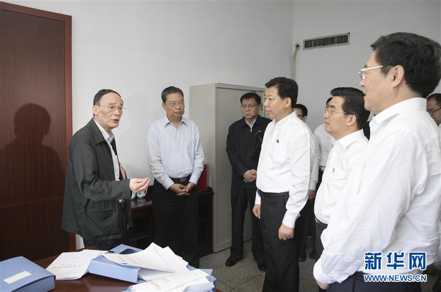 9月3日至5日，中共中央政治局常委、中央紀委書記、中央巡視工作領(lǐng)導(dǎo)小組組長王岐山在湖南省調(diào)研并主持召開巡察工作座談會。這是9月4日，王岐山來到株洲市委巡察辦看望巡察干部。新華社記者 王曄 攝
