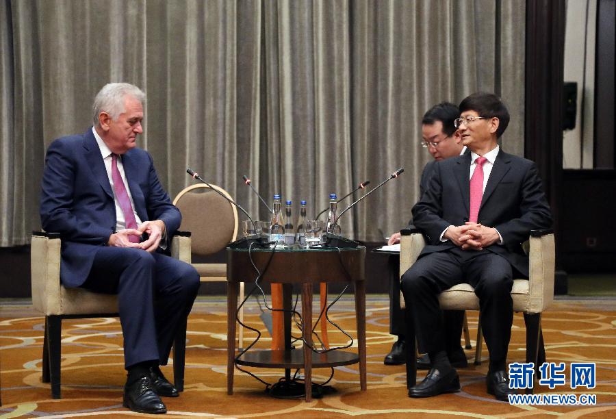 9月11日，在塞爾維亞首都貝爾格萊德，習(xí)近平主席特使、中共中央政治局委員、中央政法委書(shū)記孟建柱（右）會(huì)見(jiàn)塞爾維亞前總統(tǒng)尼科利奇（左）。新華社記者王慧娟攝