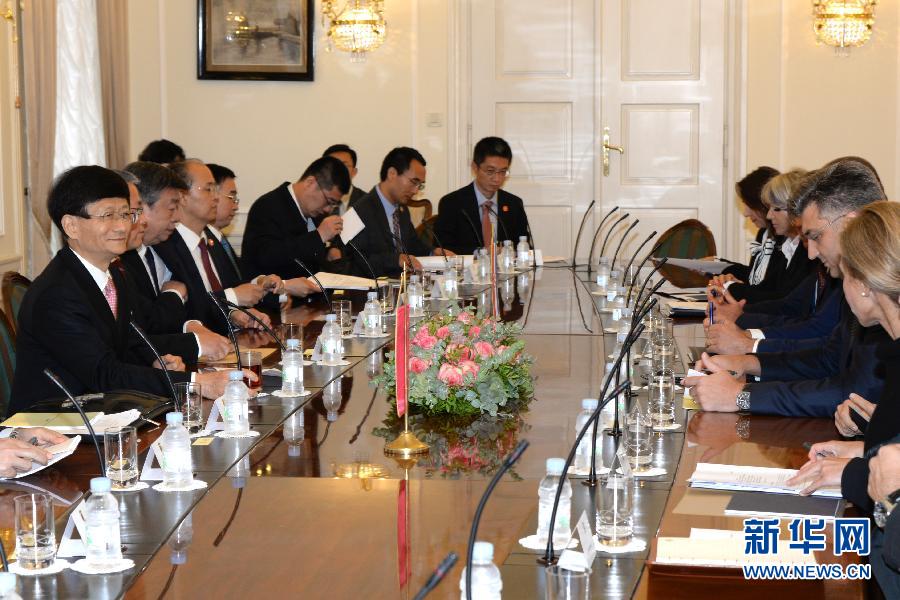 9月12日，克羅地亞總理普連科維奇（右二）在首都薩格勒布會(huì)見(jiàn)到訪(fǎng)的習(xí)近平主席特使、中共中央政治局委員、中央政法委書(shū)記孟建柱（左一）。新華社記者高磊攝