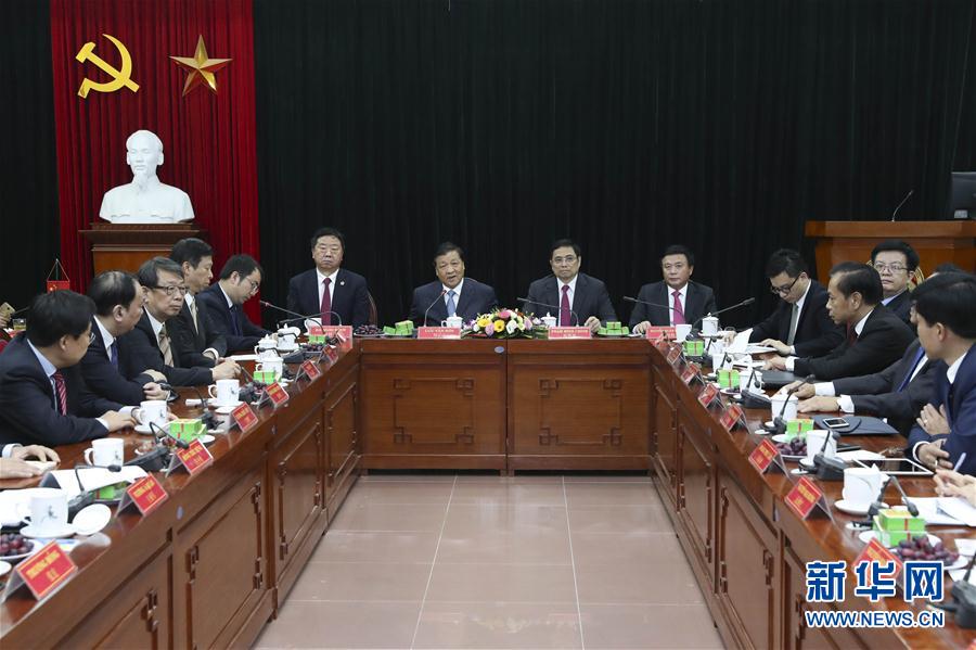 應(yīng)越南共產(chǎn)黨邀請，中共中央政治局常委、中央書記處書記劉云山9月18日至19日對越南進行正式訪問。這是9月19日，劉云山在越共中央政治局委員范明政陪同下考察胡志明國家政治學(xué)院，并與曾赴華考察交流的越方學(xué)員代表進行座談。 新華社記者龐興雷 攝