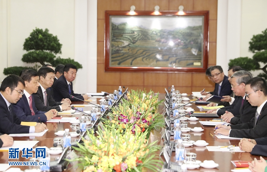應(yīng)越南共產(chǎn)黨邀請，中共中央政治局常委、中央書記處書記劉云山9月18日至19日對越南進行正式訪問。這是9月18日，劉云山在河內(nèi)與越共中央政治局委員陳國旺舉行會談。 新華社記者 丁林 攝