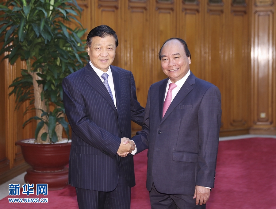 應(yīng)越南共產(chǎn)黨邀請，中共中央政治局常委、中央書記處書記劉云山9月18日至19日對越南進行正式訪問。這是9月19日，劉云山在河內(nèi)會見越南總理阮春福。 新華社記者 丁林 攝