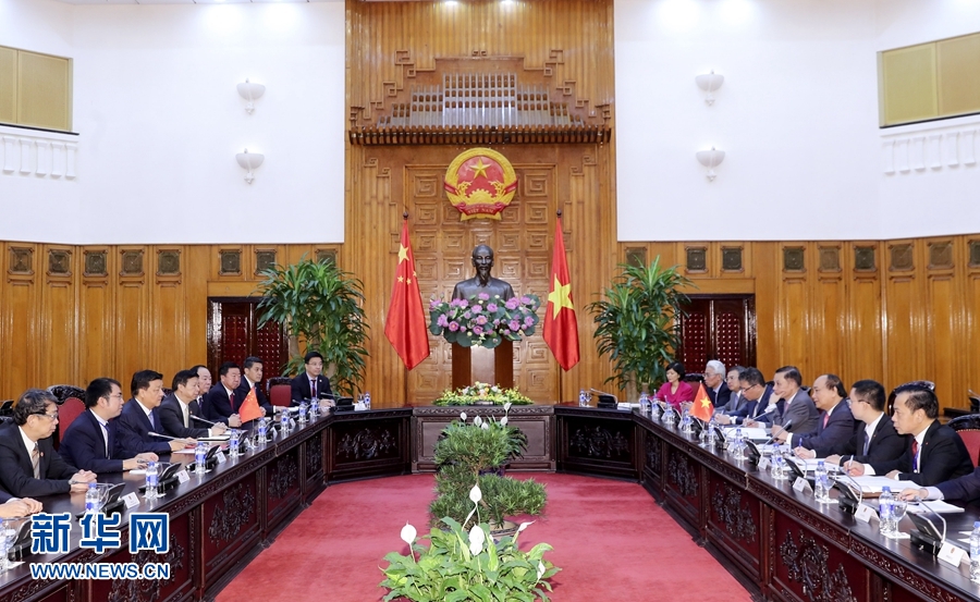 應(yīng)越南共產(chǎn)黨邀請，中共中央政治局常委、中央書記處書記劉云山9月18日至19日對越南進行正式訪問。這是9月19日，劉云山在河內(nèi)會見越南總理阮春福。 新華社記者 丁林 攝