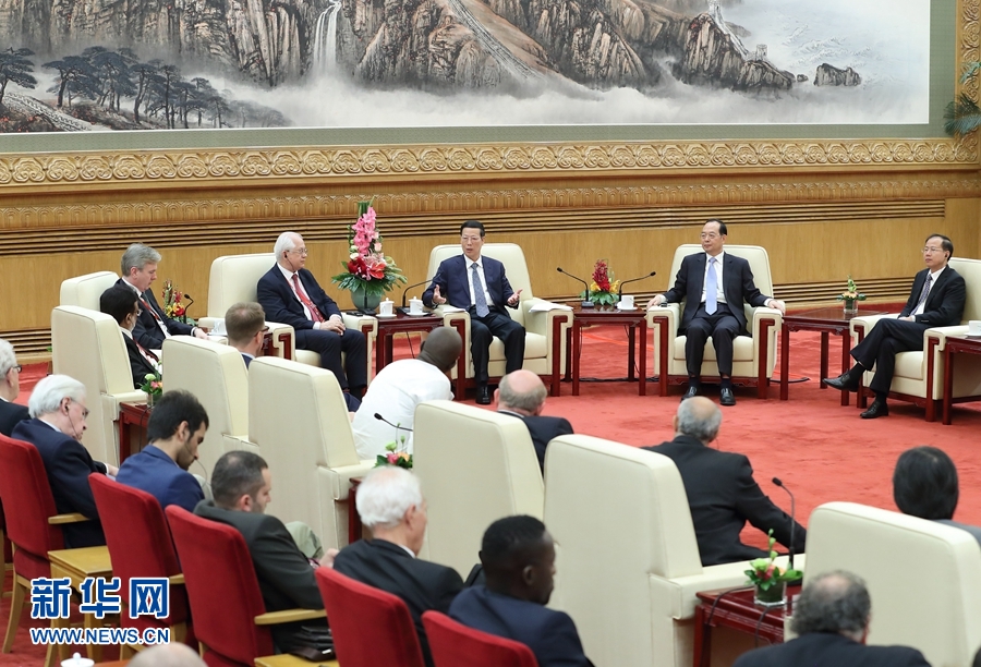 9月21日，中共中央政治局常委、國(guó)務(wù)院副總理張高麗在北京人民大會(huì)堂會(huì)見(jiàn)來(lái)華參加2017&ldquo;一帶一路&rdquo;媒體合作論壇的外方代表并回答大家關(guān)心的問(wèn)題。新華社記者王曄攝 