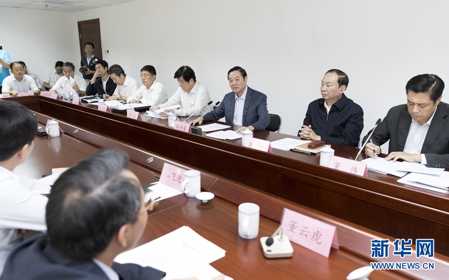 9月22日，中共中央政治局委員、中央書(shū)記處書(shū)記、中宣部部長(zhǎng)劉奇葆在北京調(diào)研京劇像音像工程情況。這是劉奇葆與有關(guān)方面負(fù)責(zé)同志座談交流。新華社記者 丁海濤 攝