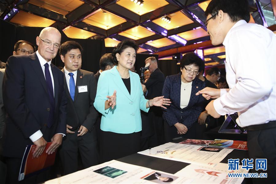 9月25日，在美國紐約，國務(wù)院副總理劉延?xùn)|（中）在紐約大學(xué)校長漢密爾頓（前左一）的陪同下參觀中美兩國青年創(chuàng)客產(chǎn)品展示。國務(wù)院副總理劉延?xùn)|25日在美國紐約大學(xué)出席中美創(chuàng)客峰會(huì)暨中美青年創(chuàng)客中心啟動(dòng)儀式并講話。新華社記者 王迎 攝