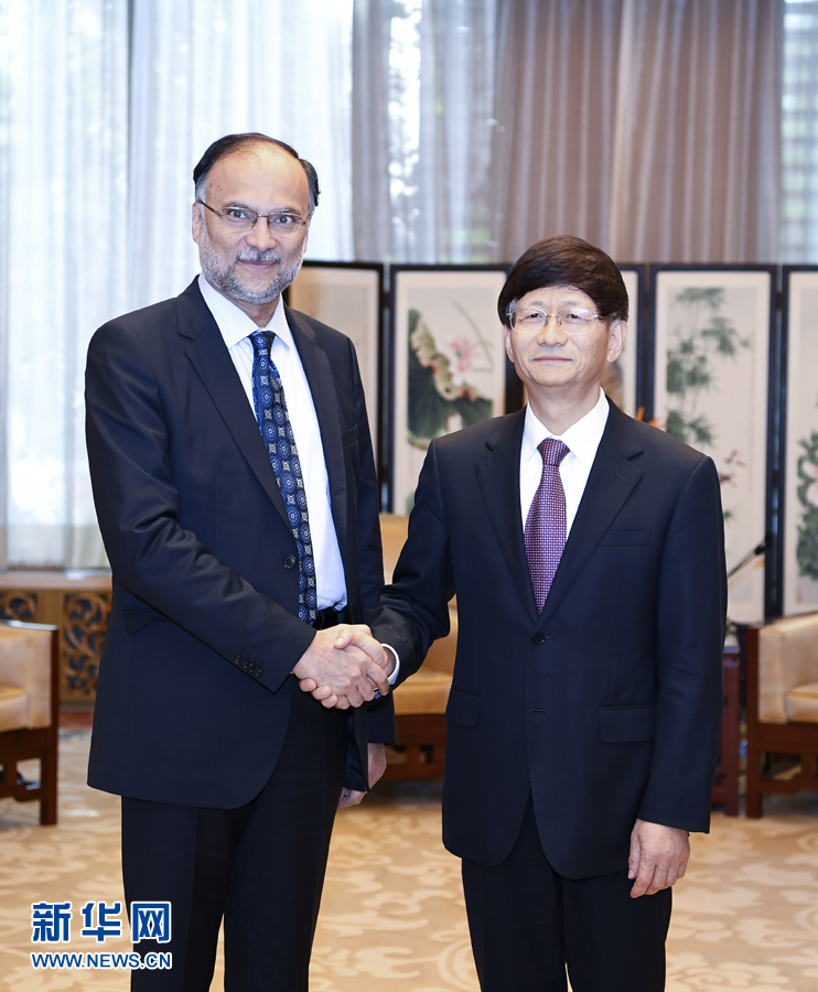 9月26日，中共中央政治局委員、中央政法委書(shū)記孟建柱在北京會(huì)見(jiàn)來(lái)華出席國(guó)際刑警組織第86屆全體大會(huì)的巴基斯坦內(nèi)政部長(zhǎng)伊克巴爾。新華社記者 張領(lǐng) 攝