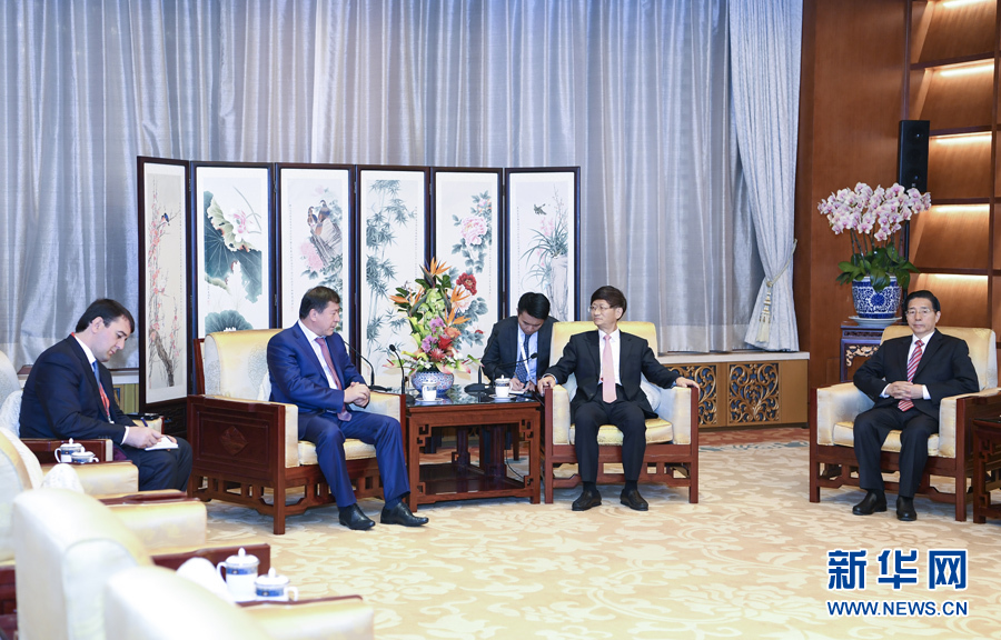 9月26日，中共中央政治局委員、中央政法委書(shū)記孟建柱在北京會(huì)見(jiàn)來(lái)華出席國(guó)際刑警組織第86屆全體大會(huì)的塔吉克斯坦內(nèi)務(wù)部長(zhǎng)拉希姆佐達(dá)。國(guó)務(wù)委員、公安部部長(zhǎng)郭聲琨參加有關(guān)會(huì)見(jiàn)。新華社記者 張領(lǐng) 攝