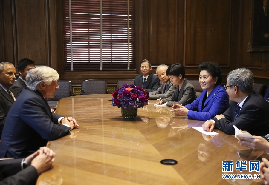 當?shù)貢r間9月26日，國務(wù)院副總理劉延?xùn)|在紐約哥倫比亞大學(xué)出席中美大學(xué)校長與智庫論壇并發(fā)表主旨演講。這是論壇開始前，國務(wù)院副總理劉延?xùn)|（右二）會見哥倫比亞大學(xué)校長博林格（左）。新華社記者 王迎 攝