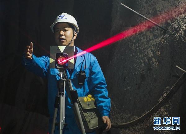 (十九大代表風(fēng)采·圖文互動(dòng))(1)白芝勇:用點(diǎn)線繪就“測量人生”