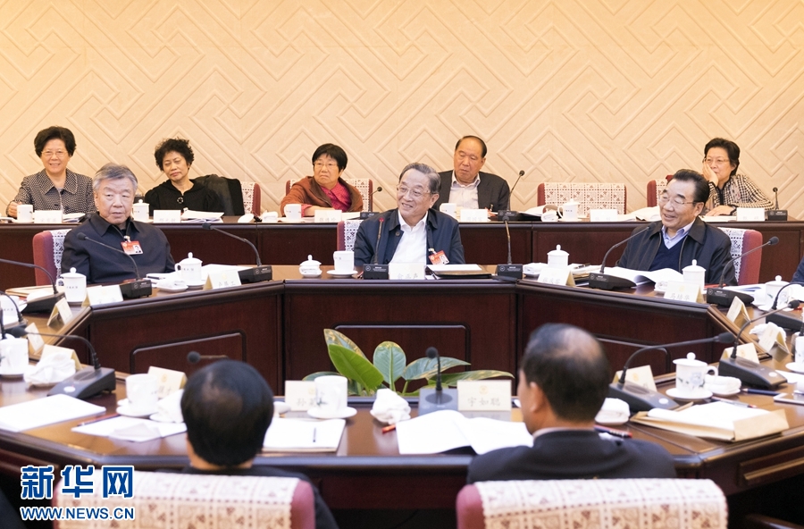 10月30日，政協(xié)第十二屆全國委員會常務委員會第二十三次會議舉行分組討論，與會人員圍繞深入學習貫徹中共十九大精神認真討論，積極建言獻策。全國政協(xié)主席俞正聲參加討論。新華社記者 丁海濤 攝