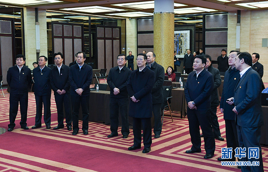 11月14日至15日，國(guó)務(wù)院副總理張高麗在黑龍江調(diào)研。這是11月14日，張高麗到黑龍江糧食交易市場(chǎng)了解糧食生產(chǎn)和銷售、糧食產(chǎn)品深加工、政策性儲(chǔ)糧去庫存等工作。 新華社記者 高潔 攝