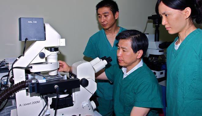 成功實施西南地區(qū)首例試管嬰兒手術。