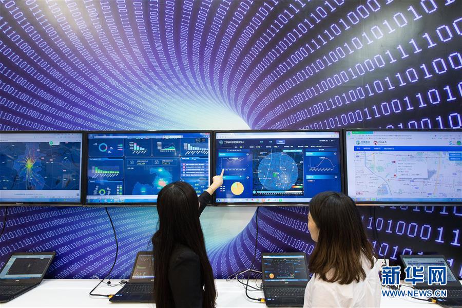 （新華全媒頭條&middot;圖文互動(dòng)）（10）開(kāi)啟新征程　譜寫(xiě)新史詩(shī)&mdash;&mdash;以習(xí)近平同志為核心的黨中央引領(lǐng)中國(guó)特色社會(huì)主義進(jìn)入新時(shí)代