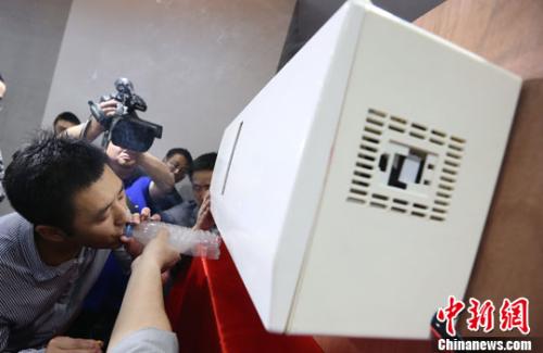 圖為南京一家科研單位研發(fā)的空氣凈化器。<a target='_blank' >中新社</a>發(fā) 泱波 攝