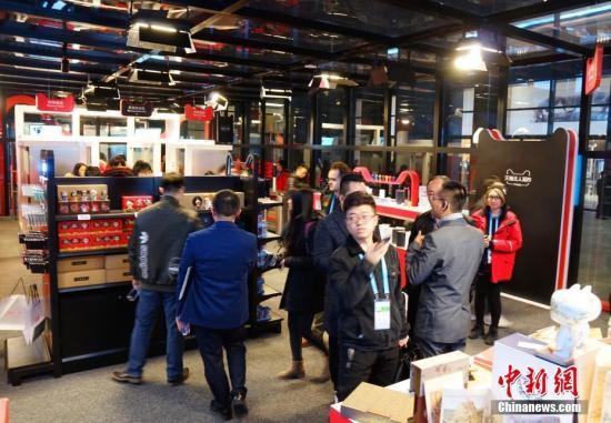 走進(jìn)&ldquo;互聯(lián)網(wǎng)之光&rdquo;博覽會(huì)，無人超市是本次展會(huì)最大的熱點(diǎn)，顧客可用二維碼進(jìn)入超市，實(shí)現(xiàn)全自動(dòng)購物。