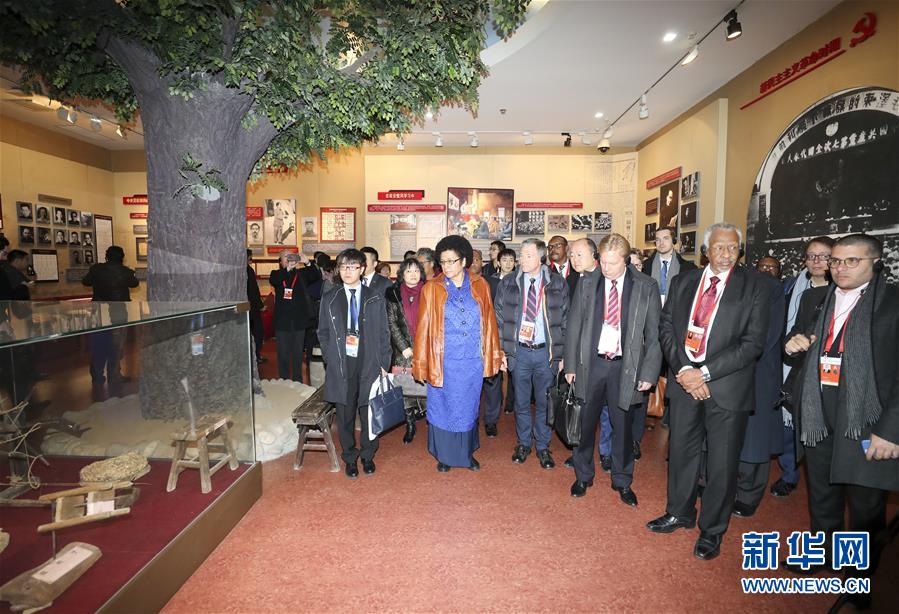 （新華全媒頭條&middot;圖文互動(dòng)）（4）全黨來(lái)一個(gè)大學(xué)習(xí)&mdash;&mdash;新時(shí)代中國(guó)共產(chǎn)黨人的理論自覺